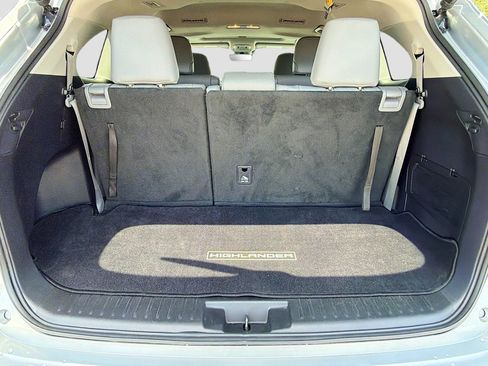Used 2021 Toyota Highlander XLE AWD/4WD image 11