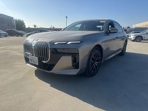 Used 2025 BMW 740i image 1