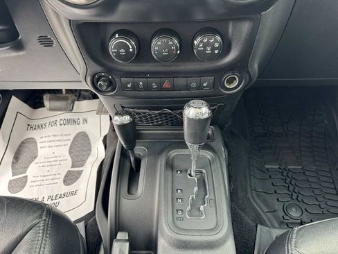 Used 2016 Jeep Wrangler Unlimited Sahara image 22