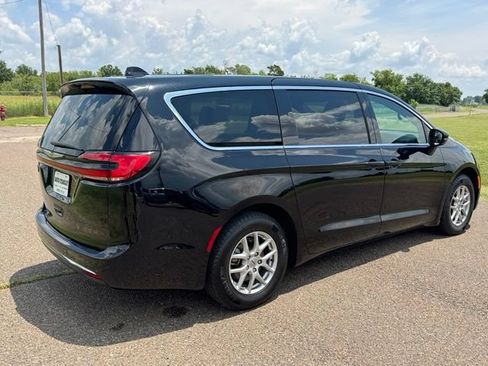 Used 2025 Chrysler Pacifica Select FWD image 6