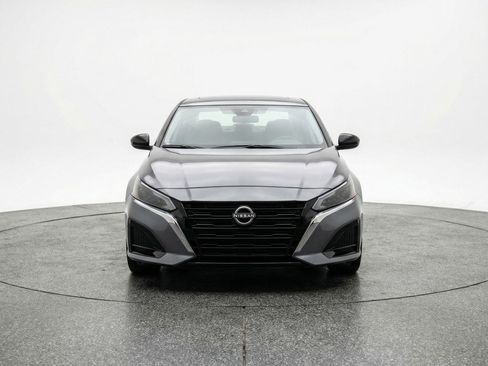 Used 2025 Nissan Altima 2.5 SV FWD image 2