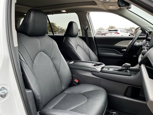 Used 2024 Toyota Grand Highlander AWD Hybrid image 25