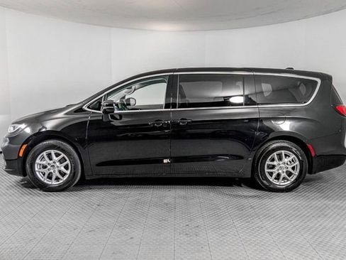 Used 2024 Chrysler Pacifica Touring-L image 18