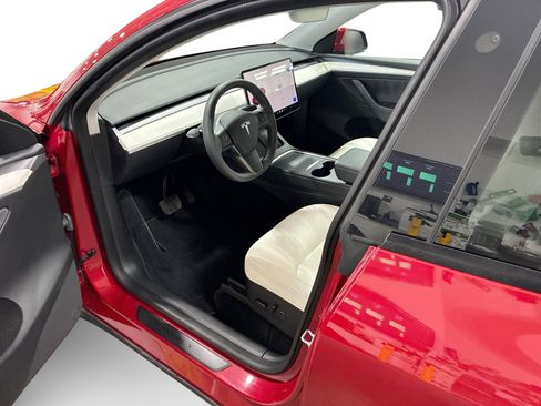 Certified 2023 Tesla Model Y Long Range AWD/4WD image 9