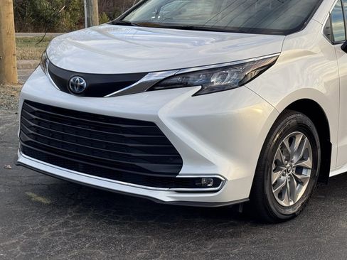 Used 2024 Toyota Sienna XLE image 36