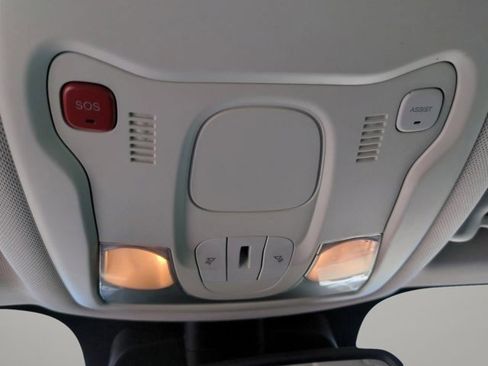 Used 2020 Jeep Renegade Latitude w/ Popular Equipment Group image 22