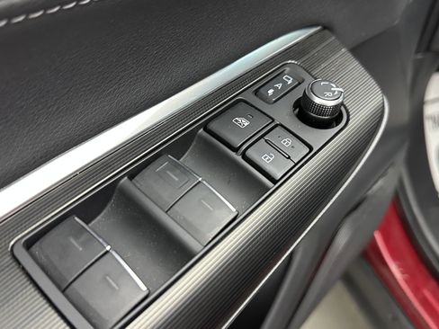 Used 2023 Toyota Venza XLE image 24