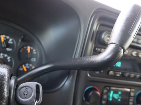 Used 2005 Chevrolet Avalanche Z71 w/ Sun And Sound Package AWD/4WD image 34