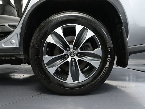 Used 2021 Toyota Highlander XLE image 13