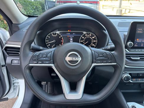 Used 2025 Nissan Altima 2.5 SV FWD image 27