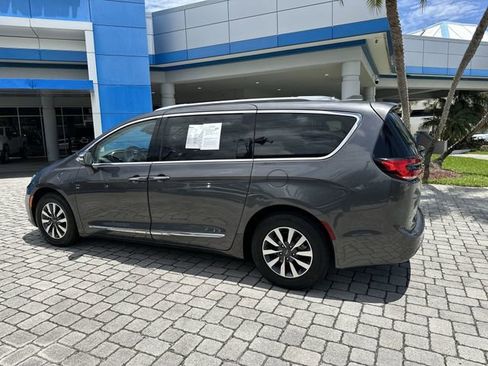 Used 2021 Chrysler Pacifica Limited w/ Uconnect Theater Family Group FWD image 39