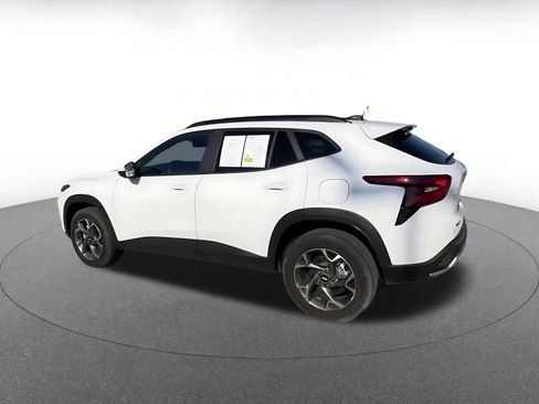 Used 2025 Chevrolet Trax LT w/ LT Convenience Package image 10