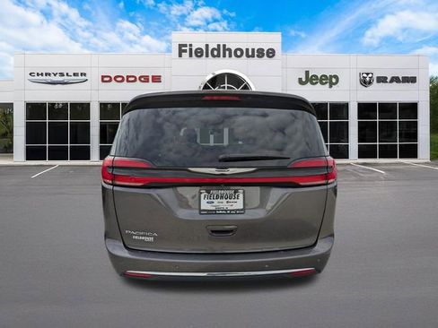 Used 2023 Chrysler Pacifica Touring-L FWD image 16