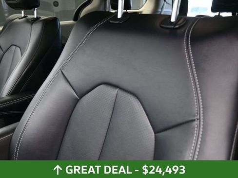 Used 2024 Chrysler Pacifica Touring-L FWD image 20