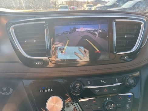 Used 2017 Chrysler Pacifica Limited w/ UConnect Theater Package image 28