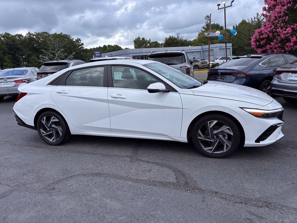 Certified 2025 Hyundai Elantra Limited FWD image 8