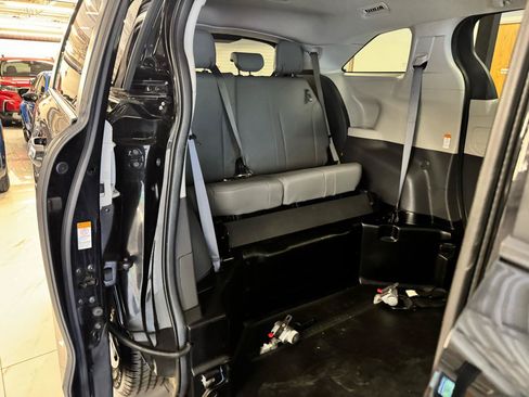 Used 2022 Toyota Sienna XLE FWD image 33