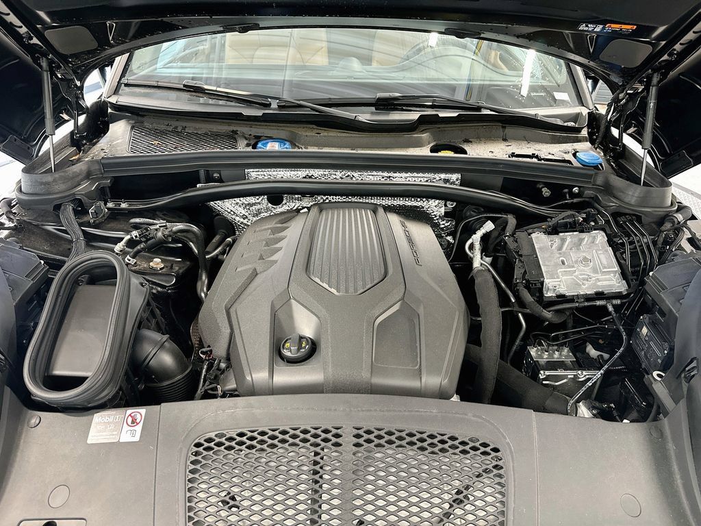 Certified 2025 Porsche Macan AWD/4WD image 31