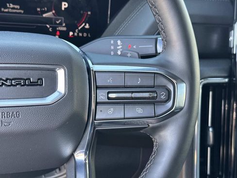 Used 2025 GMC Yukon XL Denali image 30