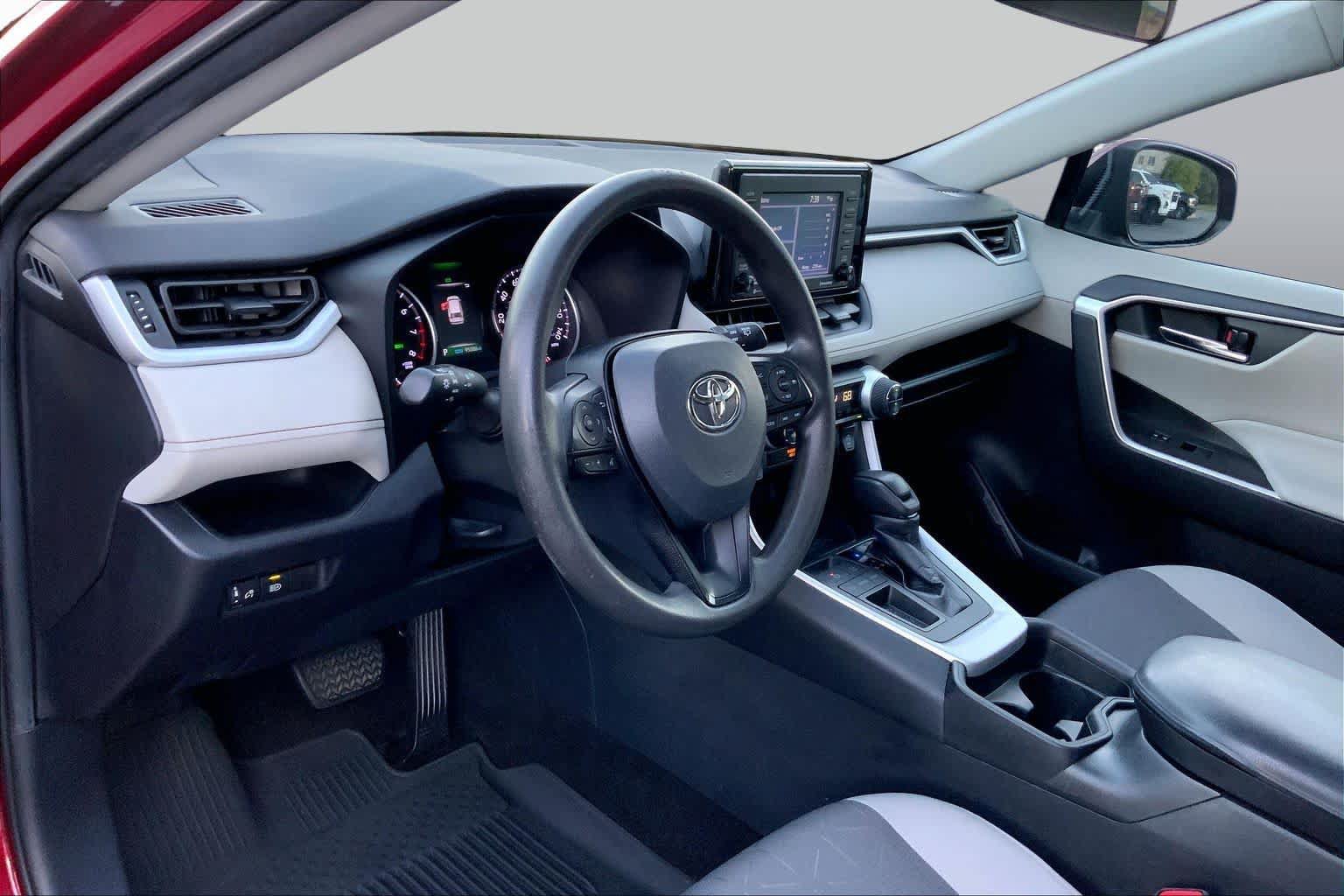 Used 2021 Toyota RAV4 XLE FWD image 15