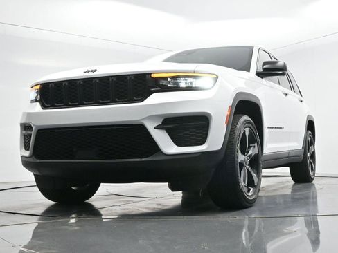 Used 2023 Jeep Grand Cherokee Altitude AWD/4WD image 40