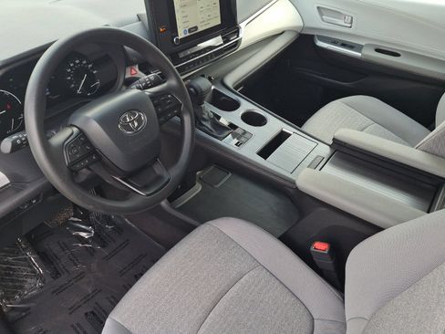 Certified 2026 Toyota Sienna LE FWD image 9