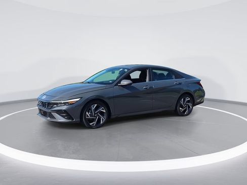 Used 2025 Hyundai Elantra SEL FWD image 4