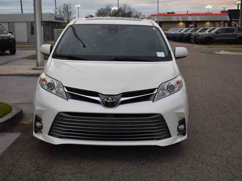 Used 2020 Toyota Sienna XLE image 11