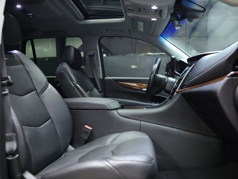 Used 2017 Cadillac Escalade Luxury image 27