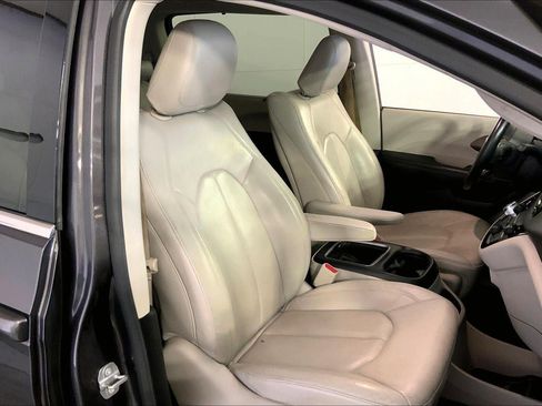 Used 2017 Chrysler Pacifica Touring-L Plus FWD image 7