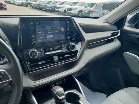 Used 2021 Toyota Highlander XLE AWD/4WD image 19