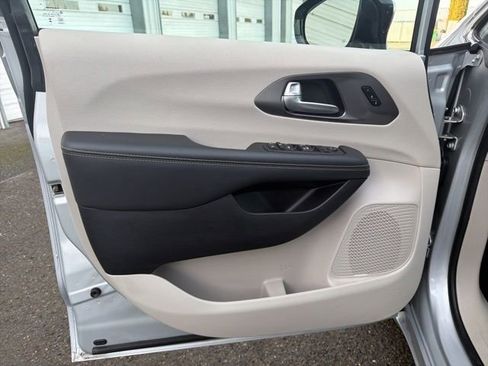 Used 2024 Chrysler Pacifica Touring-L image 25