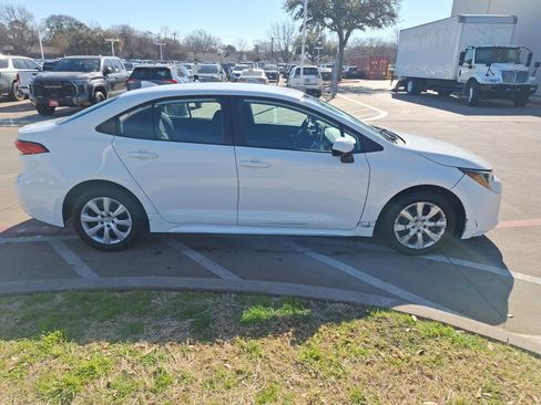 Used 2021 Toyota Corolla LE image 7