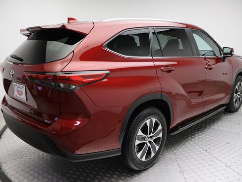 Certified 2023 Toyota Highlander XLE image 8