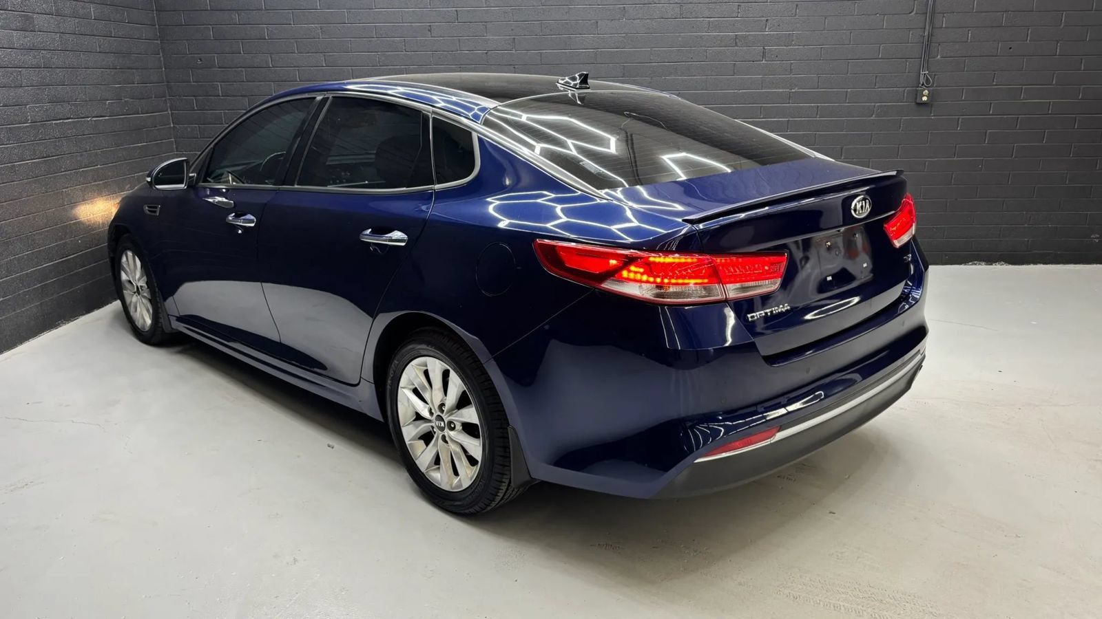Used 2018 Kia Optima EX w/ Premium Package FWD image 3