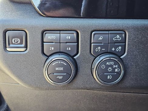 Used 2022 Chevrolet Silverado 1500 LTZ AWD/4WD image 31