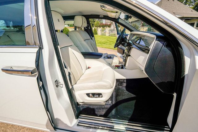 Used 2020 Rolls-Royce Phantom Sedan RWD image 35