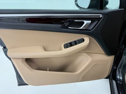 Used 2019 Porsche Macan Base image 30