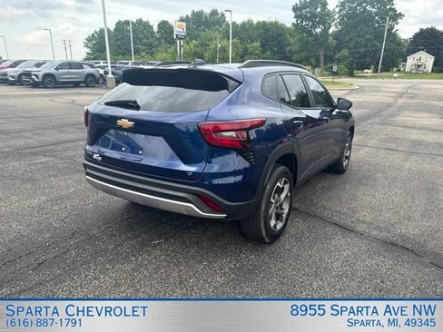 Used 2024 Chevrolet Trax LT w/ Driver Confidence Package FWD image 3