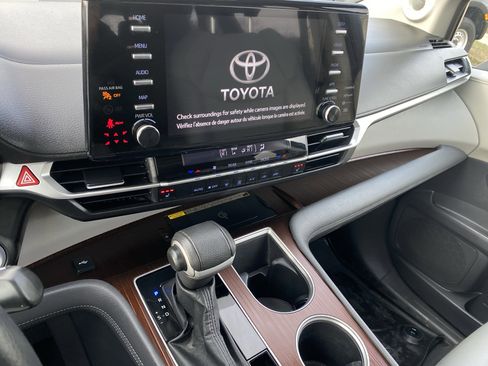 Used 2023 Toyota Sienna XLE image 17