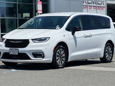 Used 2024 Chrysler Pacifica Limited FWD image 8