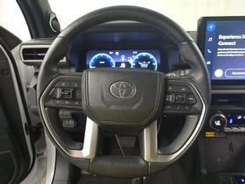 Used 2025 Toyota 4Runner Limited AWD/4WD image 12