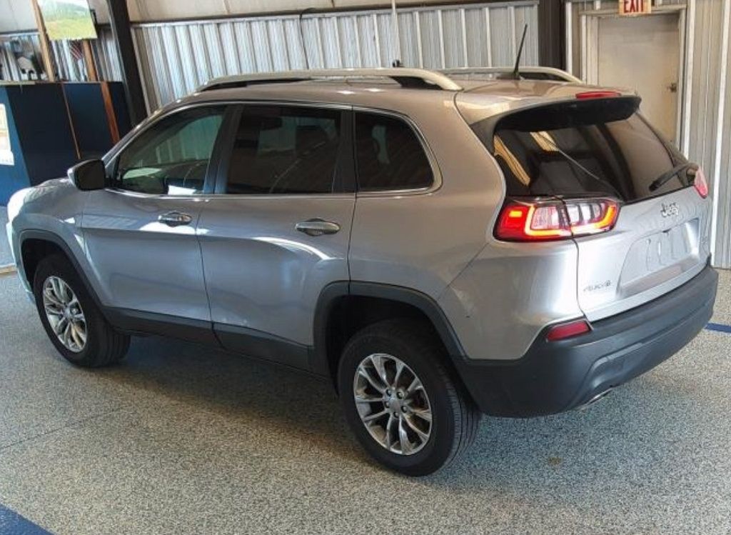 Used 2019 Jeep Cherokee Latitude Plus w/ Comfort/Convenience Group AWD/4WD image 3