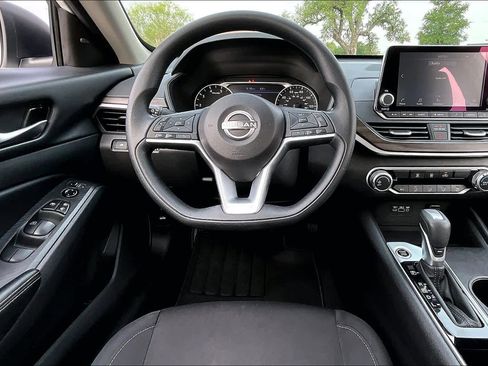 Used 2025 Nissan Altima 2.5 SV FWD image 6