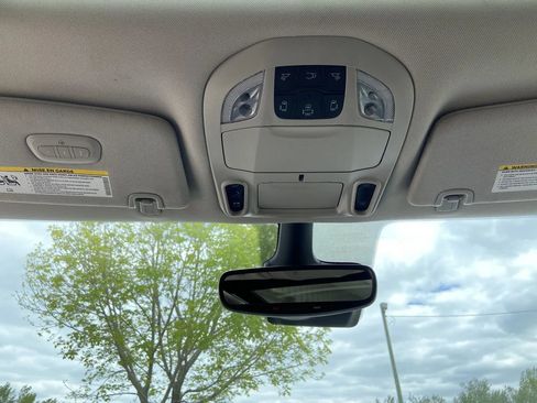 Used 2023 Chrysler Pacifica Limited FWD image 17