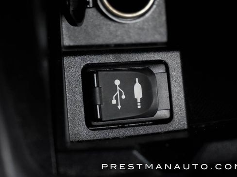 Used 2016 Toyota Camry SE image 8