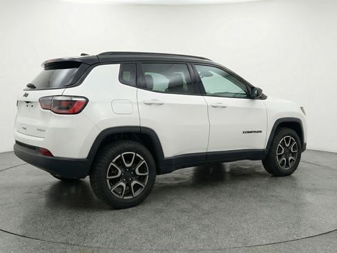 Used 2025 Jeep Compass Trailhawk image 9