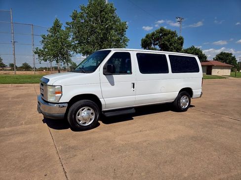 Used 2011 Ford E-150 and Econoline 150 Wagon RWD image 2