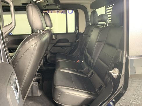Used 2020 Jeep Gladiator Overland AWD/4WD image 27