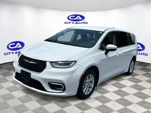 Used 2023 Chrysler Pacifica Touring-L FWD image 10